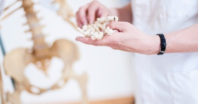 Osteoporosis: la enfermedad silenciosa que puede debilitar los huesos durante años