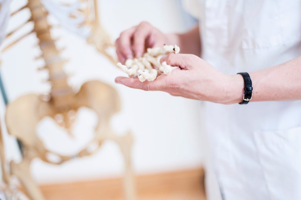 Osteoporosis: la enfermedad silenciosa que puede debilitar los huesos durante años