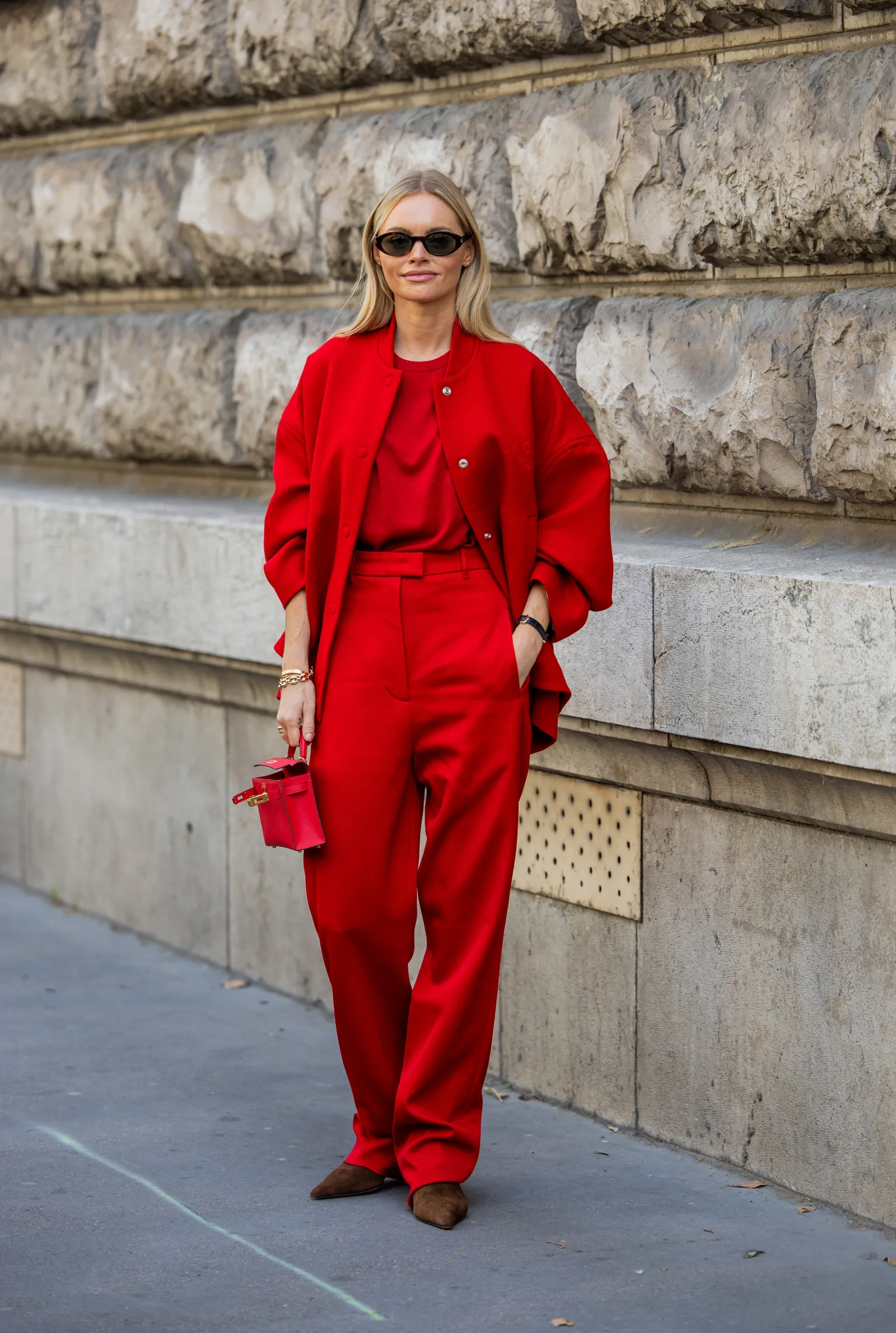 Pantalón rojo en la pasarela y en la calle, toda una tendencia